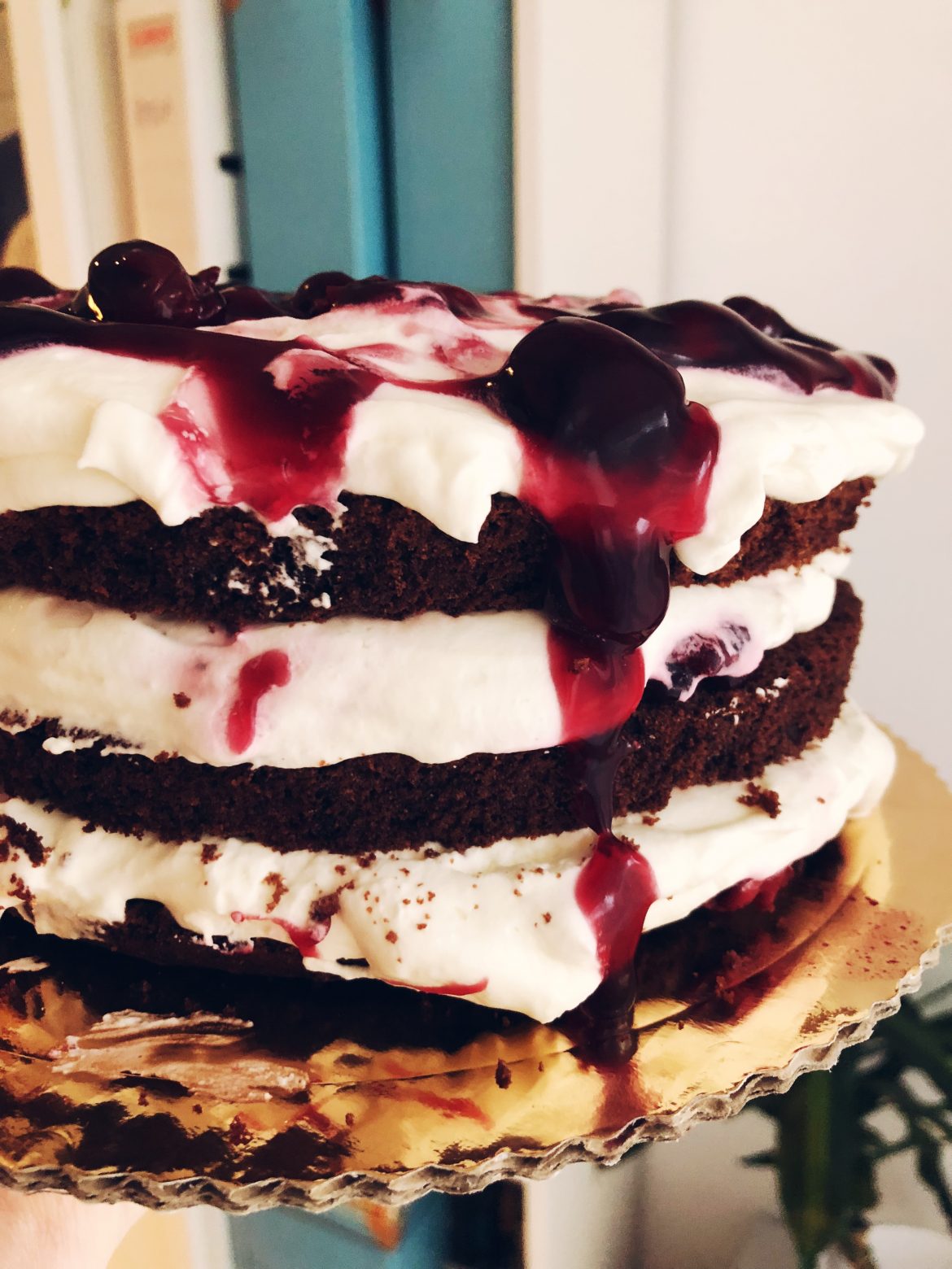 tort czarny las z czekoladą bitą śmietaną i wiśniami