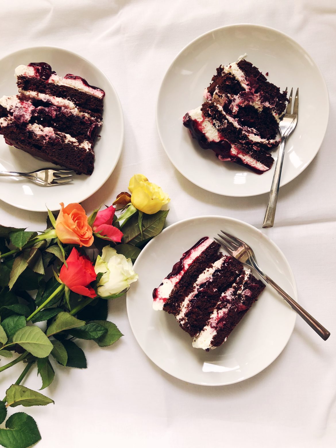 tort czarny las z czekoladą bitą śmietaną i wiśniami