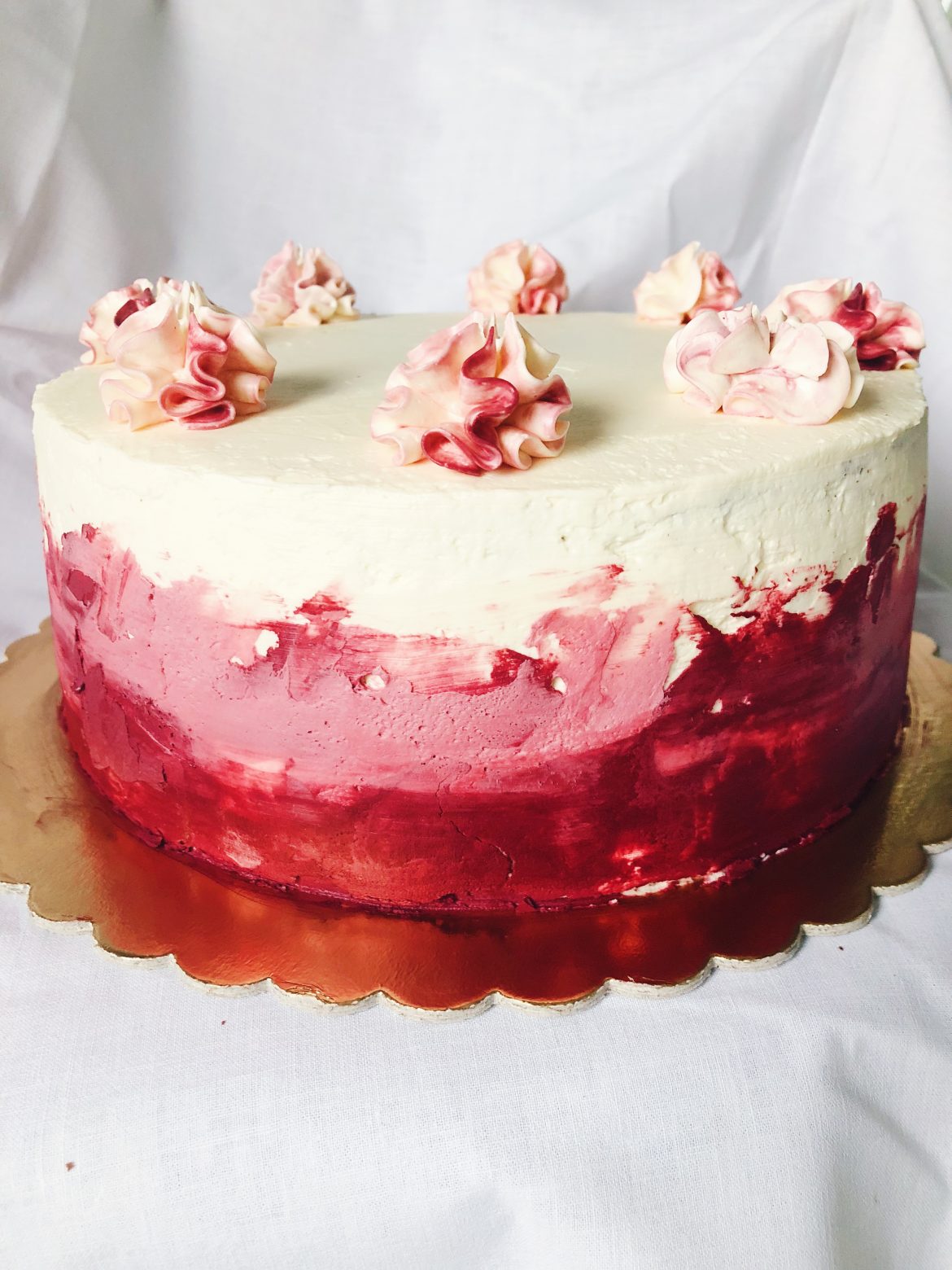 tort czarny las z czekoladą bitą śmietaną i wiśniami