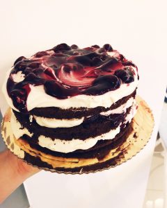 tort czarny las z czekoladą bitą śmietaną i wiśniami