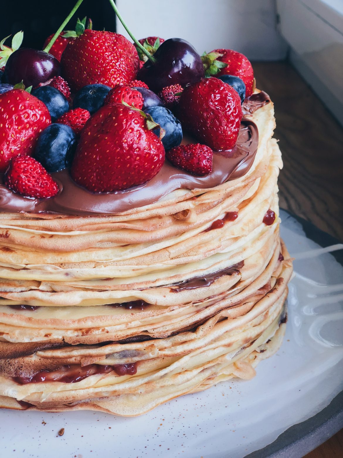 Tort naleśnikowy z nutella i owocami