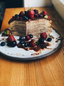 Tort naleśnikowy z nutella i owocami