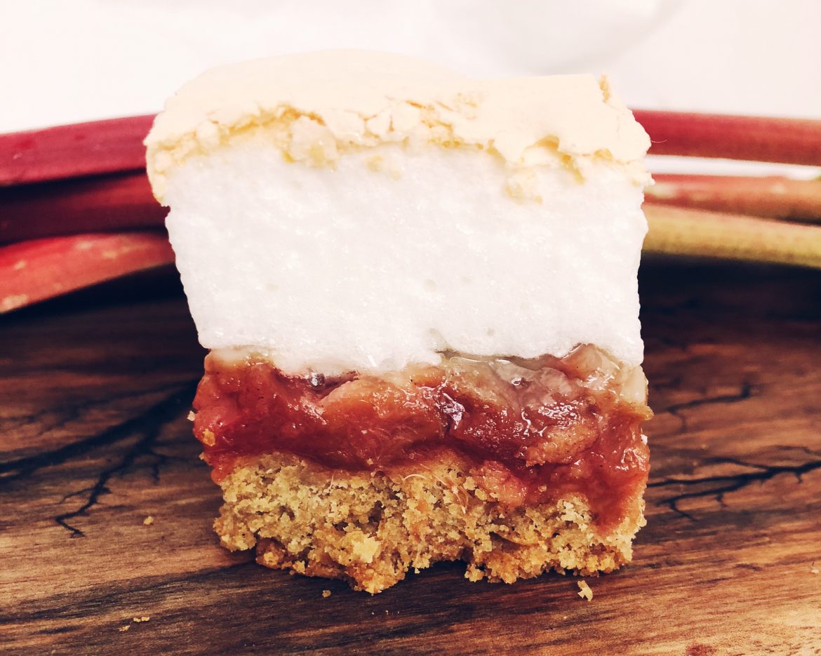 Ciasto kruche z rabarbarem i bezą