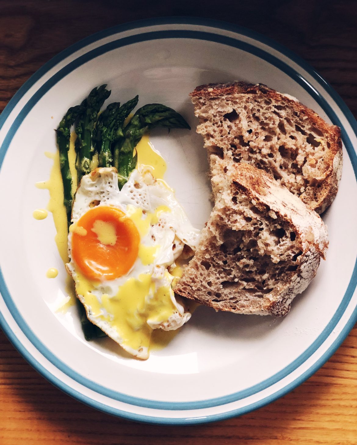 Szparagi z jajkiem sadzonym i sosem holenderskim