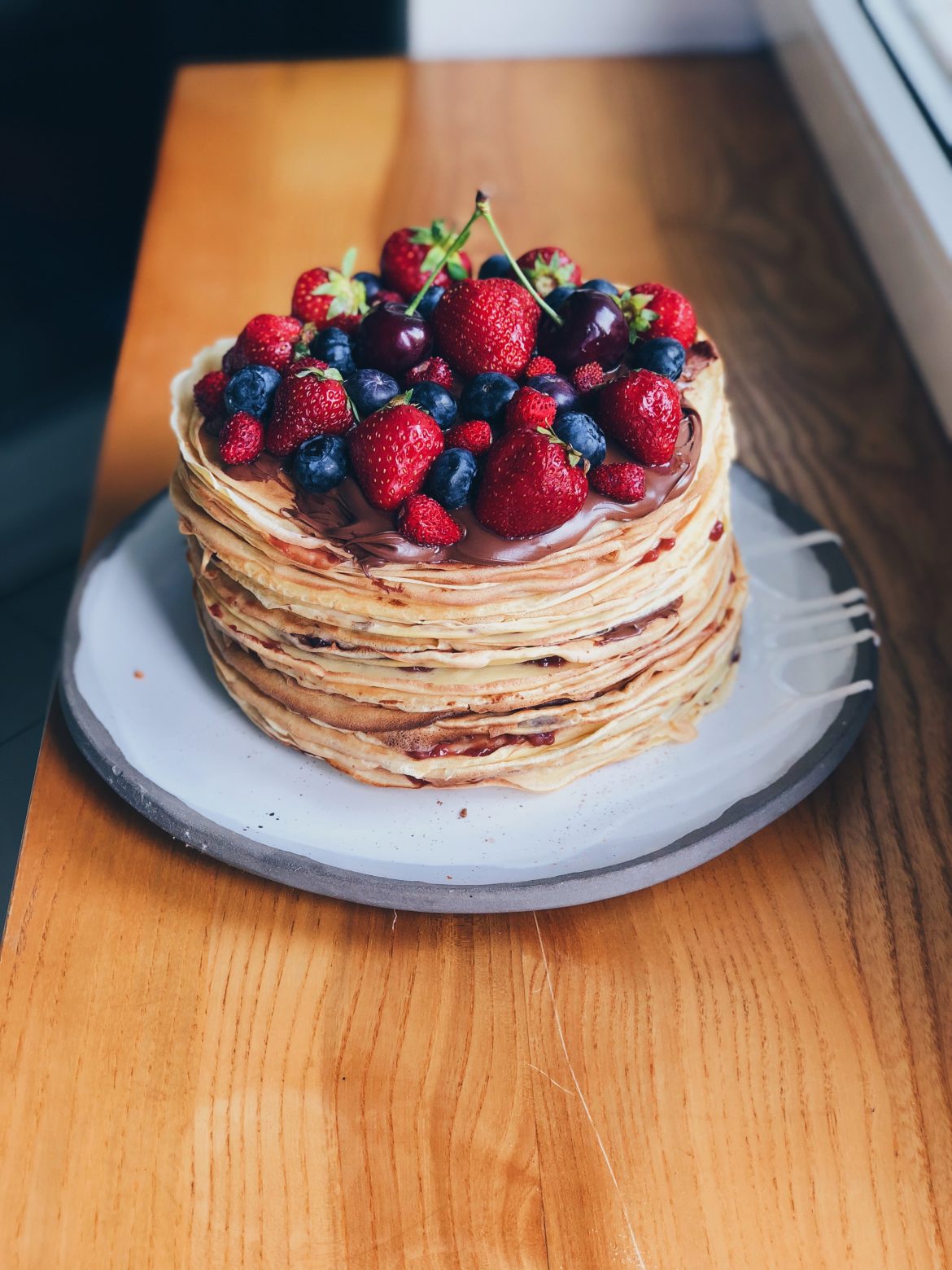 Tort naleśnikowy z nutella i owocami
