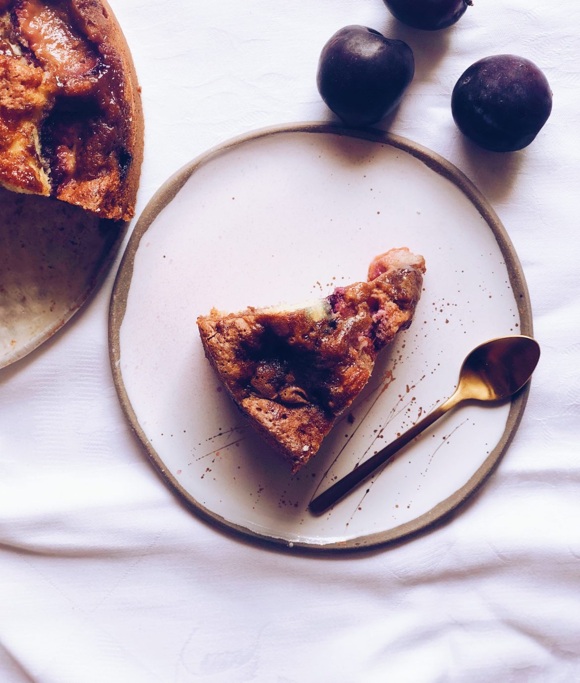 Ciasto ze śliwkami i cynamonową glazurą