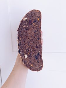 Chleb świąteczny z żurawiną,orzechami laskowymi i skórką z pomarańczy