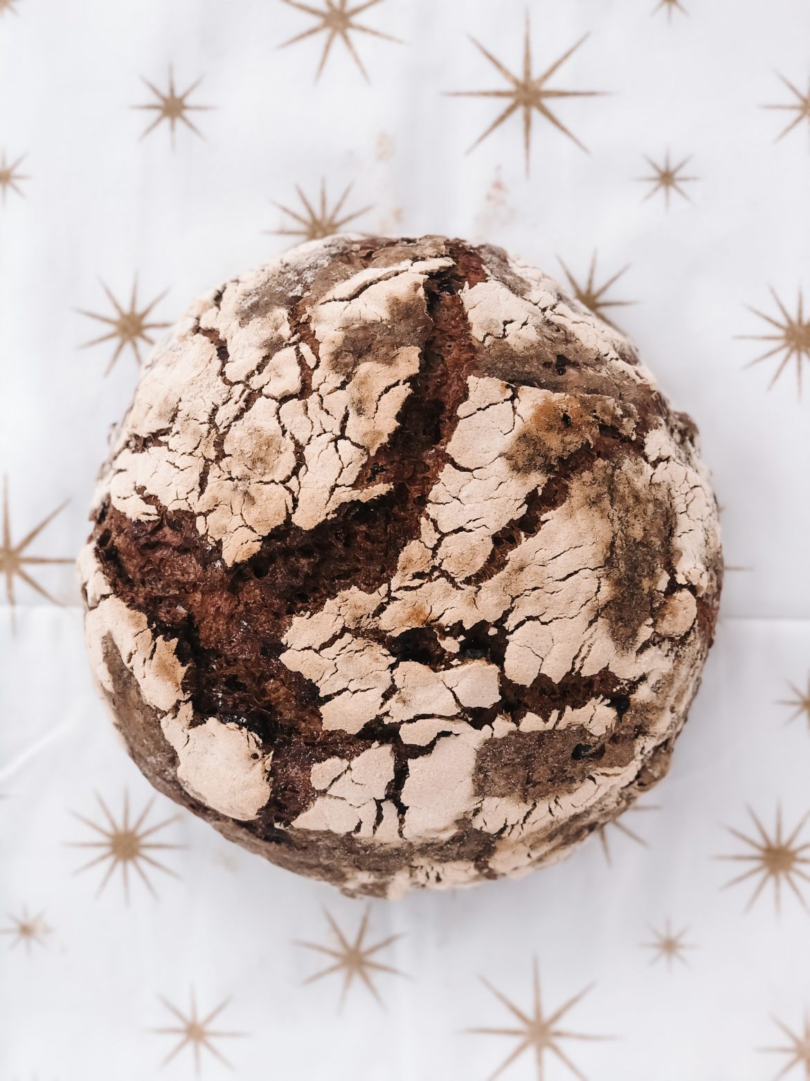 Chleb świąteczny z żurawiną,orzechami laskowymi i skórką z pomarańczy